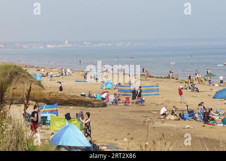 Fraisthorpe Beach, East Yorkshire, 10. September 2023. Die niedrigeren Temperaturen haben die Strandbesucher heute nicht abgeschreckt. Temperaturen von 20 bis 22 °C mit einer leichten Brise. Die höchste Flut war um 49, aber ein Großteil des Strandes ist für Sonnenanbeter verfügbar. Bridget Catterall AlamyLiveNews. Stockfoto