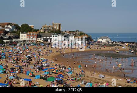 Ein Blick auf einen belebten Strand in Broadstairs, Kent. Gewitter werden Teile Großbritanniens während einer rekordverdächtigen Hitzewelle im September treffen. Bilddatum: Sonntag, 10. September 2023. Stockfoto