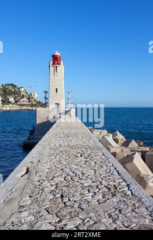 Frankreich, Nizza, Côte d'Azur, Pier mit Phare de Nice Leuchtturm am Mittelmeer Stockfoto