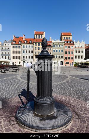 Alte hand Wasserpumpe auf Altstadt Marktplatz der Stadt Warschau in Polen Stockfoto