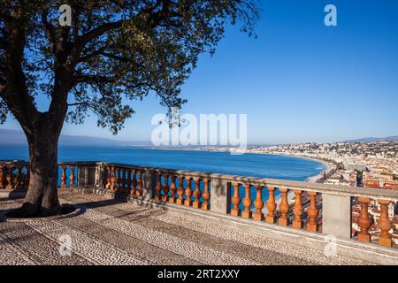 Frankreich, Blick über die Stadt Nizza von der Aussichtsterrasse auf dem Burgberg, Stadtbild der französischen Riviera Stockfoto