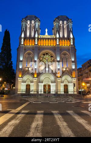 Basilika Notre Dame de Nice beleuchtet bei Nacht in der Stadt Nizza in Frankreich, neugotische Architektur aus dem 19. Jahrhundert Stockfoto