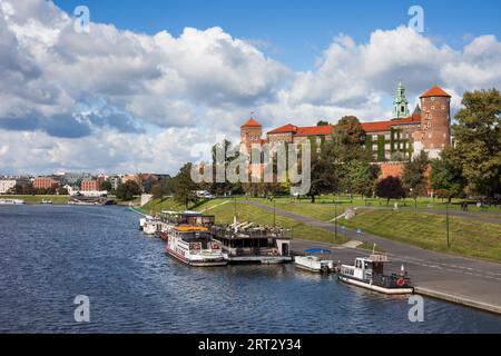 Schloss Wawel in Krakau in Polen, Passagier tour Boote auf der Weichsel Stockfoto