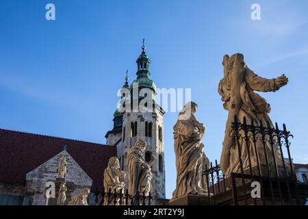 Skulpturen der Heiligen in der Kirche der Apostel Petrus und Paulus und die Kirche St. Andreas in Krakau, Polen Stockfoto