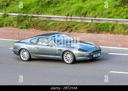 1995 90er Jahre grau DB7 Coupé 5-Gang Schaltgetriebe 3239 ccm Benzin 2dr; Fahrt mit Geschwindigkeit auf der Autobahn M6 im Großraum Manchester, Großbritannien Stockfoto