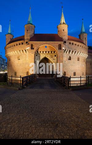 Barbican bei Nacht in der Altstadt von Krakau, Polen, Teil der alten Stadtmauer, befestigter Außenposten aus dem 15. Jahrhundert Stockfoto