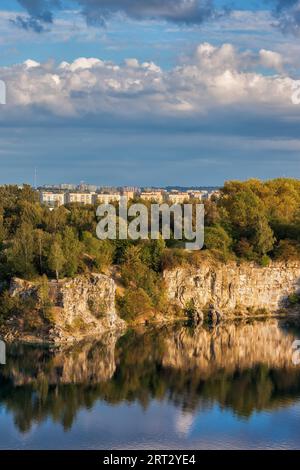 See und Klippe im Zakrzowek-Stausee in Krakau in Polen, ehemaliger Kalksteinbruch Stockfoto