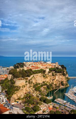 Monaco (monaco-ville) auf einer Landzunge direkt in das Mittelmeer. Stockfoto