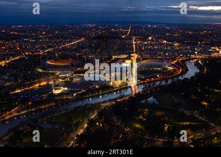 Nachtzeit kurz vor Sonnenaufgang über Melbourne CBD in Victoria, Australien Stockfoto