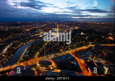 Nachtzeit kurz vor Sonnenaufgang über Melbourne CBD in Victoria, Australien Stockfoto