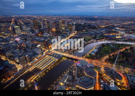 Nachtzeit kurz vor Sonnenaufgang über Melbourne CBD in Victoria, Australien Stockfoto