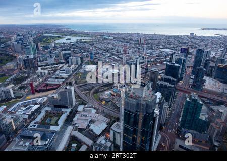 Blick auf den Sonnenaufgang über Melbournes Albert Park Viertel in Victoria, Australien Stockfoto