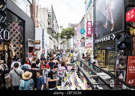Seoul, Südkorea, 18. August 2018: Myeong-dong ist ein pulsierendes Einkaufs- und Tourismusviertel in Jong-gu, im Zentrum von Seoul, Südkorea Stockfoto