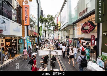 Seoul, Südkorea, 18. August 2018: Myeong-dong ist ein pulsierendes Einkaufs- und Tourismusviertel in Jong-gu, im Zentrum von Seoul, Südkorea Stockfoto