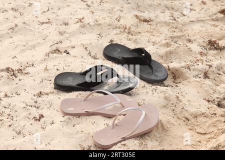 Flip Flops auf dem Sand an einem Karibikstrand, Dominikanische Republik, Punta Cana 2023 Stockfoto