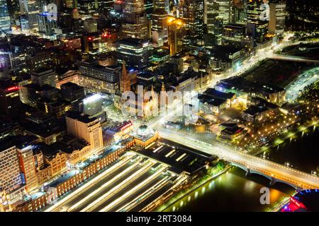 Nachtzeit kurz vor Sonnenaufgang über Melbourne CBD in Victoria, Australien Stockfoto