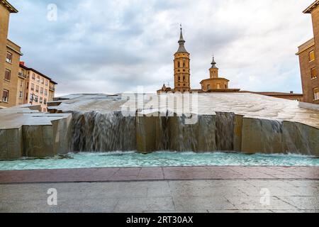 La Fuente del Hispanidad, der spanische Brunnen an der Plaza del Pilar und die Kirche San Juan de los Panetes in Saragoza, Spanien. Stockfoto