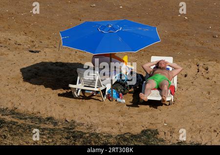 Ein Mann entspannt sich am Strand in Broadstairs, Kent. Gewitter werden Teile Großbritanniens während einer rekordverdächtigen Hitzewelle im September treffen. Bilddatum: Sonntag, 10. September 2023. Stockfoto