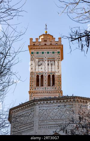 San Miguel de los Navarros ist eine Kirche aus dem 14. Jahrhundert, die im almudejarischen und barocken Stil in Zaragoza, Spanien, erbaut wurde. Stockfoto