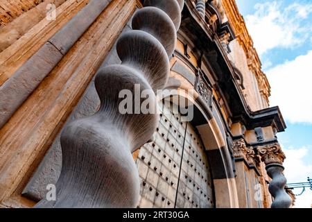 Die Kirche San Felipe und Santiago el Menor ist ein barockes Gebäude in der Stadt Saragoza, Spanien. Stockfoto