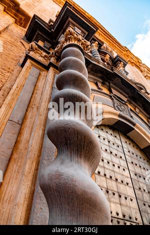 Die Kirche San Felipe und Santiago el Menor ist ein barockes Gebäude in der Stadt Saragoza, Spanien. Stockfoto