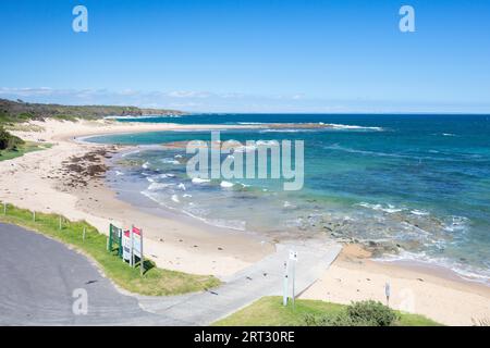 Der beliebte Strand Stadt Cape Paterson an einem heißen Sommertag im Bass Coast, Victoria, Australien Stockfoto