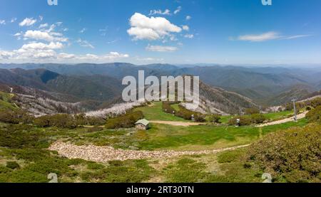 Im Sommer Blick vom Mt Buller über wenig Buller Sporn und der Viktorianischen Alpen in Australien Stockfoto