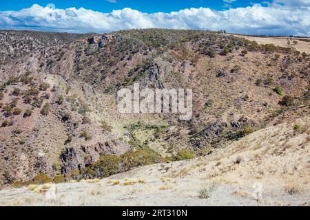 Das beliebte touristische Wahrzeichen der Werribee-Schlucht. Dies ist der Centenary Track, der auf den Gipfel des James Whyte Island Reserve aufsteigt Stockfoto