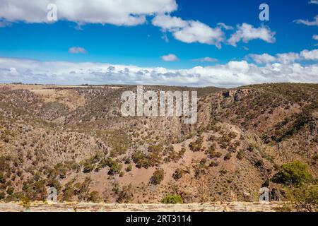 Das beliebte touristische Wahrzeichen der Werribee-Schlucht. Dies ist der Centenary Track, der auf den Gipfel des James Whyte Island Reserve aufsteigt Stockfoto