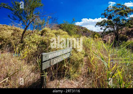 Das beliebte touristische Wahrzeichen der Werribee-Schlucht. Dies ist der Centenary Track, der auf den Gipfel des James Whyte Island Reserve aufsteigt Stockfoto