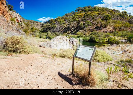 Das beliebte touristische Wahrzeichen der Werribee-Schlucht. Dies ist der Centenary Track, der auf den Gipfel des James Whyte Island Reserve aufsteigt Stockfoto