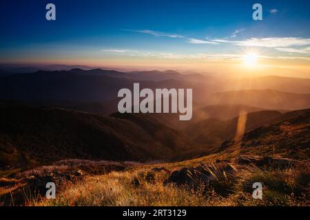 Der Blick bei Sonnenuntergang vom Gipfel des Mt Buller über den viktorianischen Alpen im Victorian High Country, Australien Stockfoto