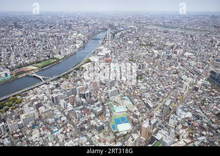 Eine Luftaufnahme der Skyline von Tokio vom höchsten Turm der Welt, dem Tokyo Skytree, in der Innenstadt von Tokio, Japan Stockfoto