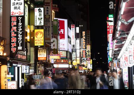 Shinjuku, Japan, 18. Mai 2019: Neonschilder beleuchten Tokios geschäftiges Viertel Shinjuku bei Nacht Stockfoto