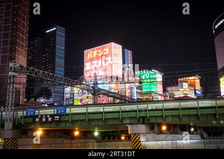 Shinjuku, Japan, 18. Mai 2019: Neonschilder beleuchten Tokios geschäftiges Viertel Shinjuku bei Nacht Stockfoto