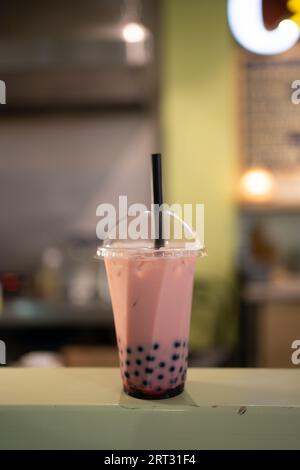 Thailändischer Milchtee mit Bläschen im Café-Restaurant, selektiver Fokus Stockfoto