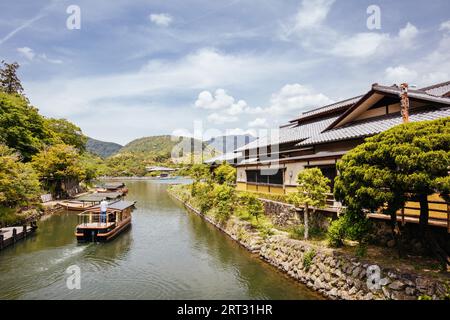 Der Blick auf den Katsura Fluss von der Togetsu Brücke im Arashiyama Bezirk in Kyoto, Japan Stockfoto