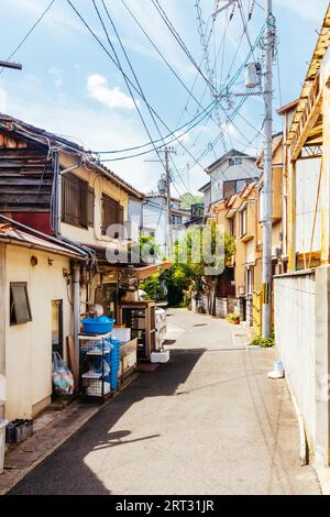 Seitenstraßen des Arashiyama-Bezirks an einem warmen Frühlingstag in Kyoto, Japan Stockfoto