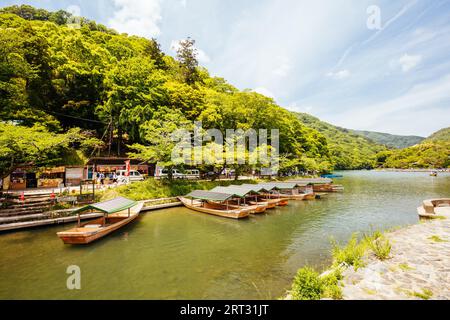 Der Blick auf den Katsura Fluss von der Togetsu Brücke im Arashiyama Bezirk in Kyoto, Japan Stockfoto