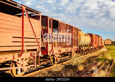 Antike viktorianische Zugwaggons am Bahnhof Muckleford in Victoria, Australien Stockfoto