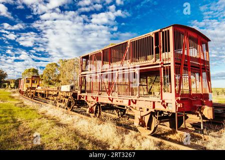 Antike viktorianische Zugwaggons am Bahnhof Muckleford in Victoria, Australien Stockfoto