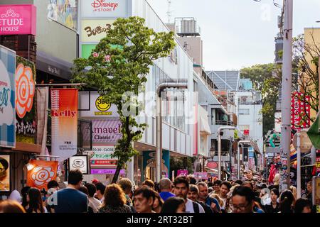 TOKIO, JAPAN, 19. MAI 2019, die unglaublich belebte Takeshita Street in Harajuku im Zentrum von Tokio, Japan Stockfoto