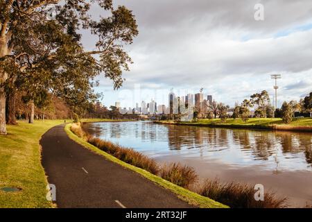 Die Skyline von Melbourne entlang des Yarra River in der Nähe der Morell Bridge an einem kühlen Wintermorgen Stockfoto