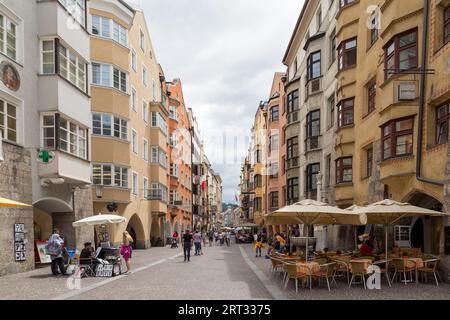 Innsbruck, Österreich, 8. Juni 2018: Innsbrucker Innenstadt mit Cafés und Menschen Stockfoto