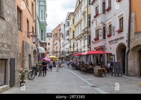 Innsbruck, Österreich, 8. Juni 2018: Innsbrucker Innenstadt mit Cafés und Menschen Stockfoto