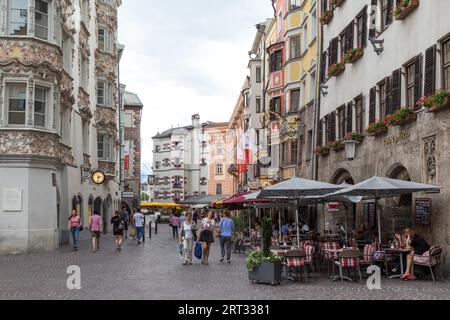 Innsbruck, Österreich, 8. Juni 2018: Stadtzentrum mit historischen Gebäuden, Cafés und Menschen Stockfoto