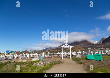 Qeqertarsuaq, Grönland, 6. Juli 2018: Weiße Holzkreuze und künstliche Blumen auf dem traditionellen Friedhof Stockfoto