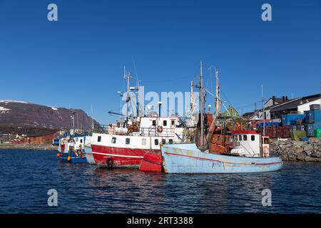 Ilulissat, Grönland, 6. Juli 2018: Fischerboote vor Anker im Hafen von Qeqertarsuaq Stockfoto