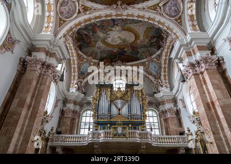 Innsbruck, Österreich, 8. Juni 2018: Orgel- und Deckenmalerei im Innsbrucker Dom Stockfoto