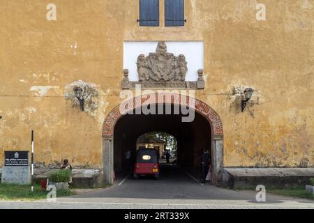 Galle, Sri Lanka, 28. Juli 2018: Ein Tuk Tuk fährt durch das alte Tor der historischen Festung Stockfoto